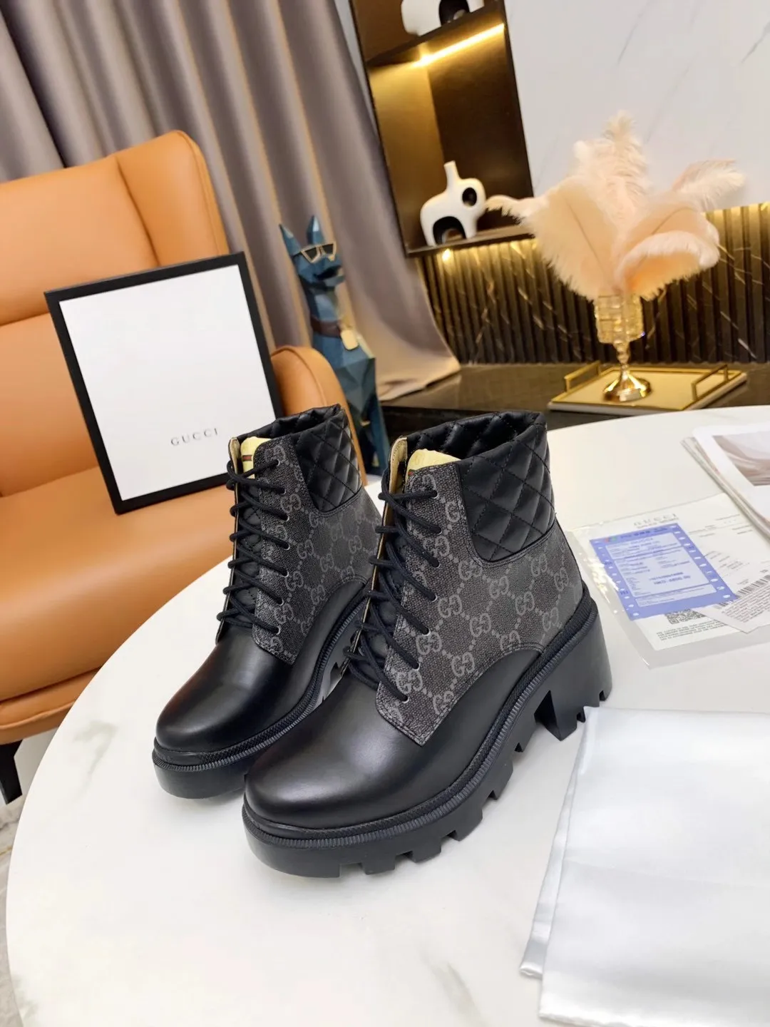 👟👟Ex-factory price 560👟👟 (Electric embroidery on the shoe collar ➕ Oil edge on the upper) The new version of Gucci GUCCI is on sale...🔥 It has a retro British style and is decorated with a LOGO cloth label on the front. Heel height: 6cm Fabric: Imported cowhide, open edge beads, lining/foot pads: upgraded cowhide 🐂 Color: black white open edge beads Code number: 34-40. 34 and 41 42 need to be customized Packaging: Comes with card and cloth bag.